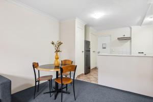 Leafy South Perth 1BR Apartment Walk to River & Ferry