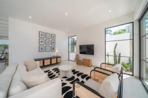 Casa Embra - Chic & Tropical 4-Bedroom Villa in Central Berawa