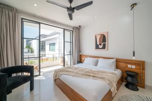 Casa Embra - Chic & Tropical 4-Bedroom Villa in Central Berawa