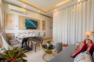 Căn Hộ Có Ban Công (Apartment with Balcony)