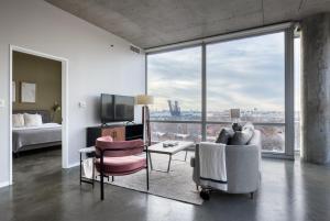 South Loop 2br w rooftop 3 blocks to grant park CHI-1018