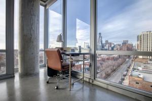 South Loop 2br w rooftop 3 blocks to grant park CHI-1018