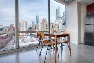 South Loop 2br w rooftop 3 blocks to grant park CHI-1018