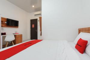 RedDoorz Plus Syariah near Mall Boemi Kedaton Lampung