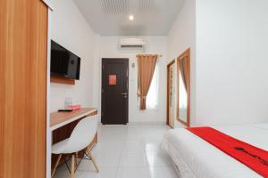 RedDoorz Plus Syariah near Mall Boemi Kedaton Lampung