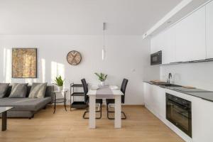 1-Bedroom Apartment near Warsaw Old Town by ECRU Apartments WWA58