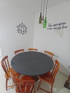 Prédio com piscina na cobertura frente ao mar, apartamento para até 6 pessoas e 3 crianças até 8 anos, churrasqueira na sacada, Wi-Fi grátis, NÃO oferecemos roupas de cama e banho, 1 vaga de garagem, na Praia Grande-Vila Mirim