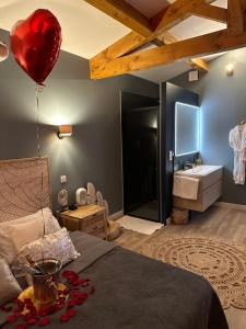 Maisons d'hotes Mas Hinaiti - Suite romantique avec Spa et ecran geant de cinema : photos des chambres