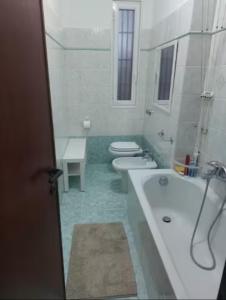 Sala con divano matrimoniale nel verde vicino alla metro