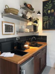 Cuarto Botánico Studio - Shared Pool - Central Island Location - 10 mins drive to Famara and La Santa