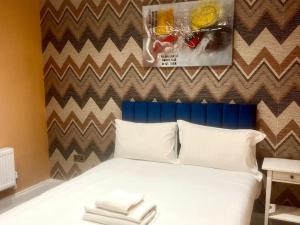 FLASH SALE Brighton train station Studio BN137CHE02