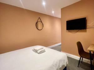 FLASH SALE Brighton train station Studio BN137CHE02