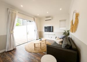 Secure, Peaceful Modern Cottage for Two