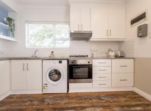 Secure, Peaceful Modern Cottage for Two