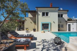 Villa VOGUE with pool 300m from the beach near Pula 