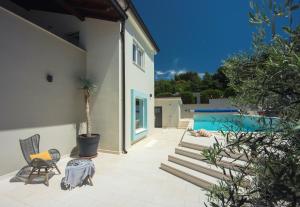 Villa VOGUE with pool 300m from the beach near Pula 