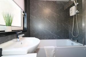 Signature - Salisbury House