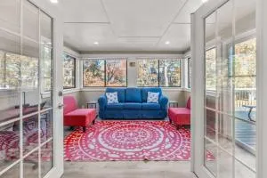 Cozy Spacious Home Walk to the Beach and 1 Mile to Downtown Hyannis - West Hyannisport