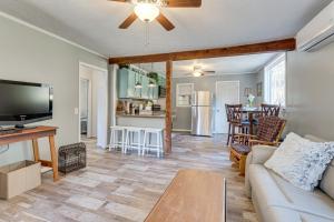 Lovely Smoky Mountain Cottage with Deck and Views!