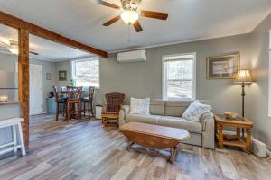 Lovely Smoky Mountain Cottage with Deck and Views!