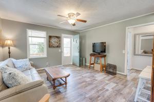 Lovely Smoky Mountain Cottage with Deck and Views!