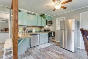 Lovely Smoky Mountain Cottage with Deck and Views!