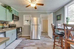 Lovely Smoky Mountain Cottage with Deck and Views!