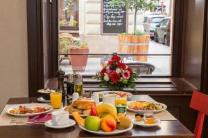 Three Corners Hotel Art