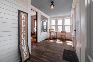 Walk to Downtown Kent - 3 BR House w Patio & Yard