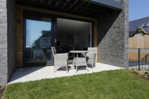 MERAKI 4 by BOURNECOAST - A Modern Apartment with a Patio and Parking - Sea Glimpses - FM8413