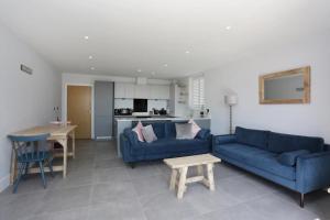 MERAKI 4 by BOURNECOAST - A Modern Apartment with a Patio and Parking - Sea Glimpses - FM8413