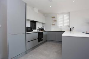 MERAKI 4 by BOURNECOAST - A Modern Apartment with a Patio and Parking - Sea Glimpses - FM8413