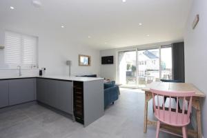 MERAKI 4 by BOURNECOAST - A Modern Apartment with a Patio and Parking - Sea Glimpses - FM8413