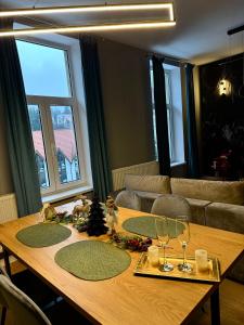 LV Luxury Apart - One minute away from train station