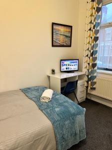 Lovely Town house Room 1