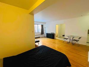 Stylish Montreal Apartment: Comfortable Stay in the Golden Square Mile