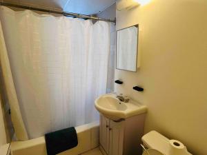 Stylish Montreal Apartment: Comfortable Stay in the Golden Square Mile