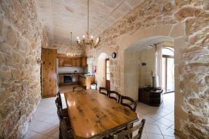 4 Bedroom Farmhouse with Large Private Pool