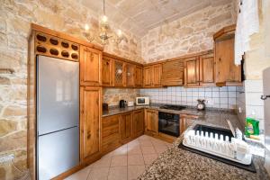 4 Bedroom Farmhouse with Large Private Pool