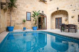 4 Bedroom Farmhouse with Large Private Pool