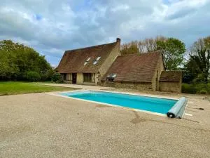 villa festive HOMAZING piscine privée 2h de Paris - Beauchêne