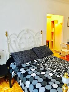 Stylish Montreal Apartment: Comfortable Stay in the Golden Square Mile