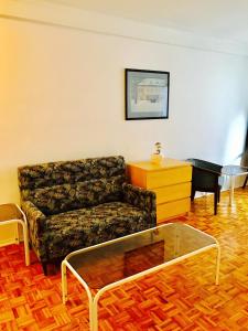 Stylish Montreal Apartment: Comfortable Stay in the Golden Square Mile