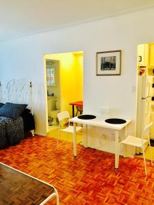 Stylish Montreal Apartment: Comfortable Stay in the Golden Square Mile