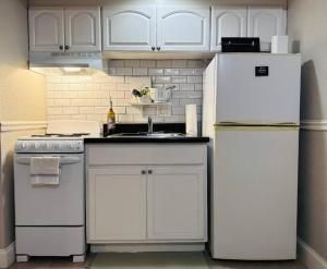 Charming Jax Apt for 4 with free parking