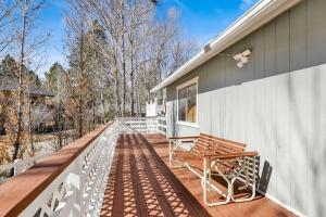 Divine Chateau Big Bear~ Hot Tub~ Walk to Lake~