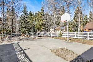 Divine Chateau Big Bear~ Hot Tub~ Walk to Lake~