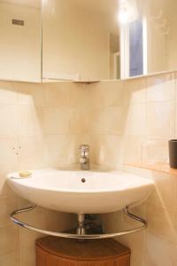 26 m love cocoon with Eiffel Tower view