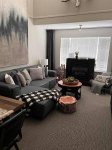 The Eden Whistler - Luxury 2 BDRM Ski in Ski out