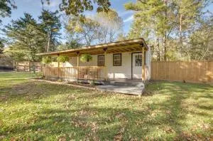 Cozy Montgomery Cottage with Porch, Near Lake Conroe - Magnolia